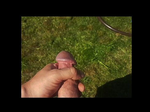 ❤️ O bunăciune fierbinte își face sex cu păsărica roz și ejaculează cu un squirt într-o grădină de vară at ro.porngameshub.ru ☑